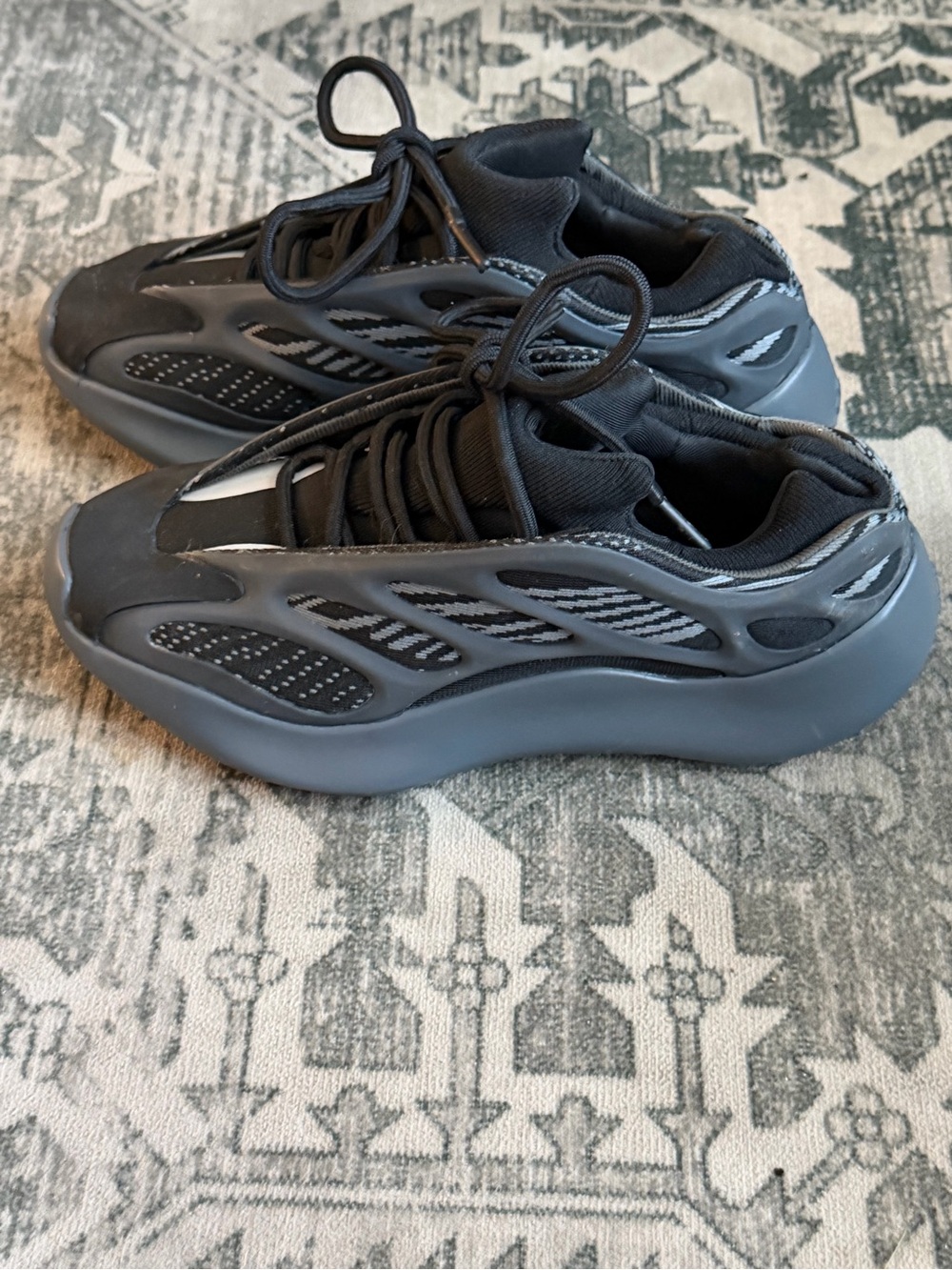 adidas Yeezy 700 V3 men’s size 6.5 black